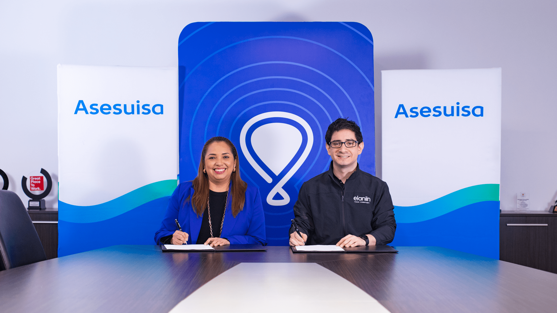 Karen Salazar, Channel Development Manager en Asesuisa y René Ramos, Head of Data en Elaniin 